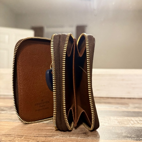 Louis Vuitton Monogram 6 Key Double Zipper Key Wallet. - Picture 7 of 8